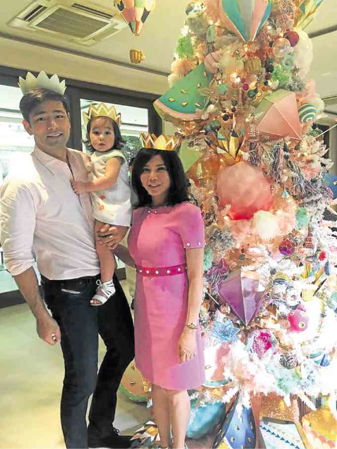 Hayden Kho and Vicki Belowith their daughter last Christmas —THELMA SANJUAN