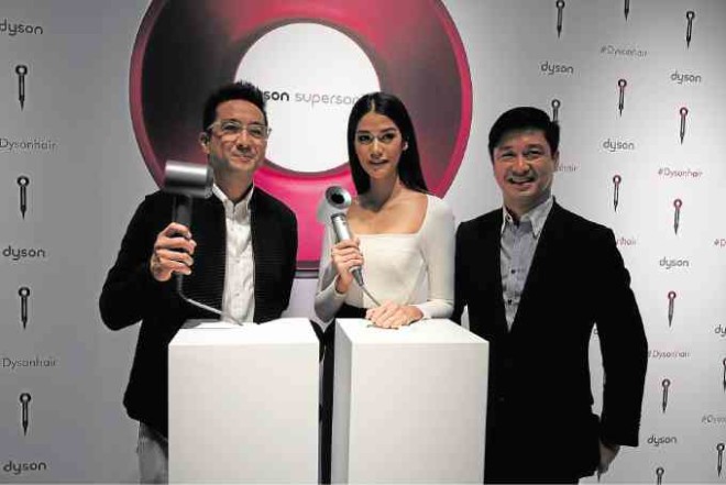Dyson vice president for PR and communications Bobby Yan, Miss Universe Thailand 2015 Aniporn Chalermburanawong, Dysonmanaging director Warren Sy