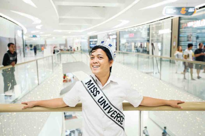 DIYmoment.Miss Universe fan Romarico Tampus Jr., a third-year student at University of San Carlos, made his own replica of the crown and sash.He chased theMU candidates around SM Seaside Cebu City wearing them.