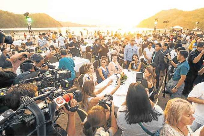 Chasing the sunset. Fans made theirway to Pico de Loro Beach and Country Club in Nasugbu, Batangas, to enjoy a sunset dinner with some candidates.