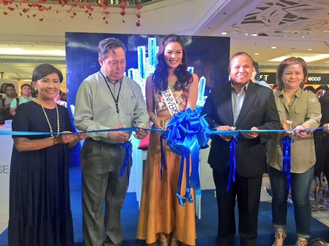 Maxine Medina leads the opening of the third Miss Universe pop-up store at the Gateway Mall in Quezon City. ED MARGARETH BARAHAN/INQUIRER.net