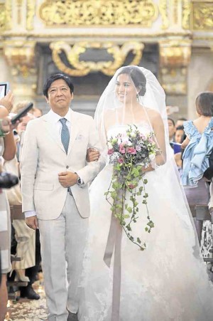 Sen. Bongbong Marcos, the bride’s “ninong” and her late father Bong Daza’s best friend, walks the actress-model down the aisle.
