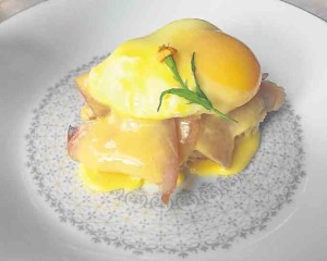 Buttered brioche with smoked tanguigue, hollandaise sauce;