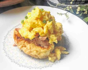 Chunks of ham and scrambled eggs on toasted “ensaymada” —PHOTOS BY FRAN KATIGBAK