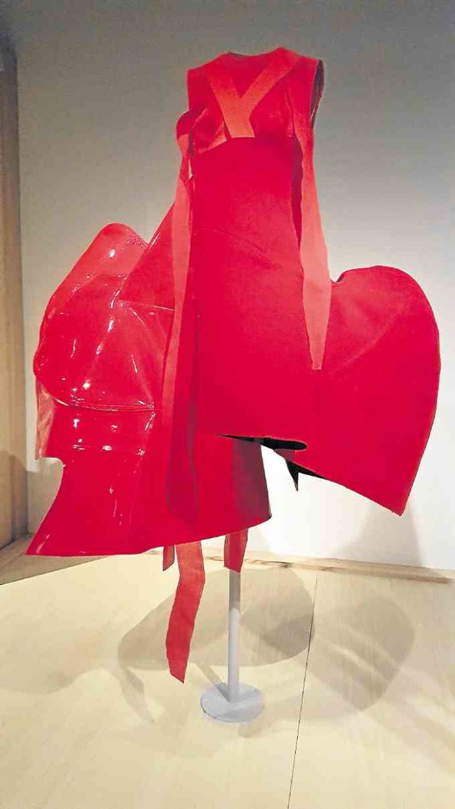 Deconstructed red number by the Japanese designer Rei Kawakubo (Comme des Garçons) appears to mimic a terno sleeve at its bottom.