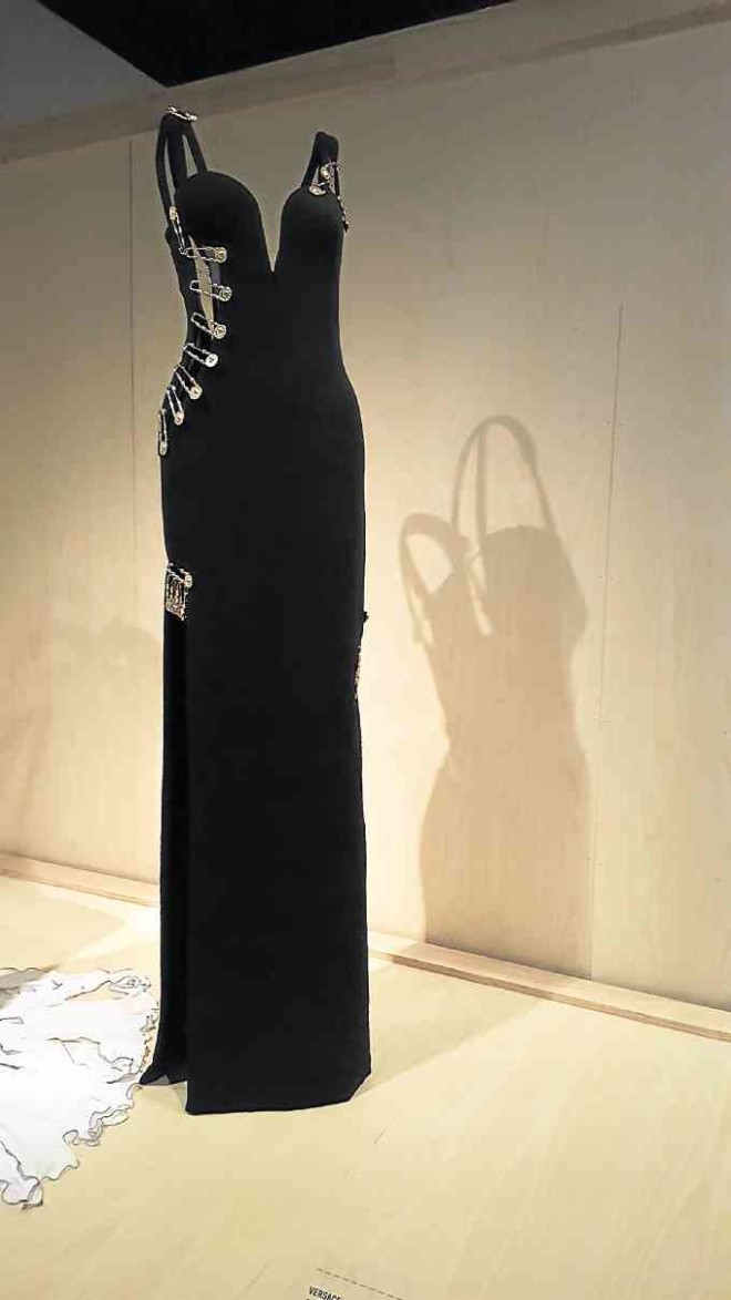 ElizabethHurley’s Versace gown