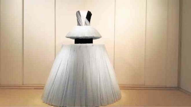 Viktor & Rolf reveal what a 1950s tulle gownwould look like if one hacked out themiddle.