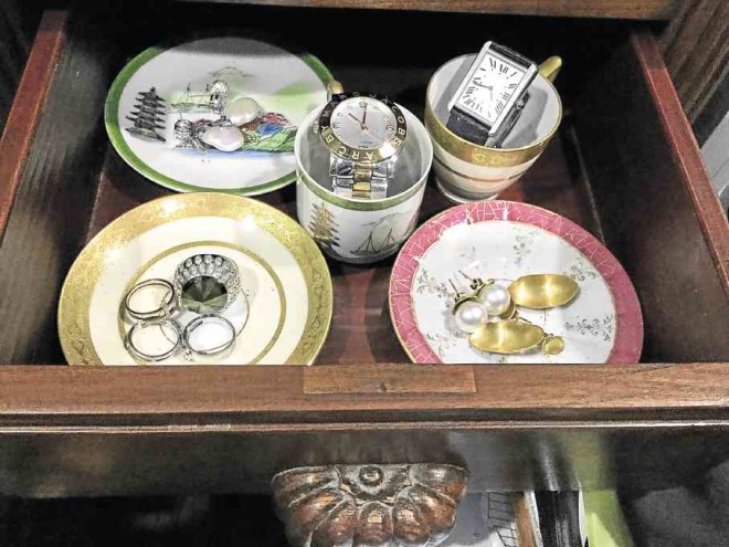 Arrange cups and saucers in the drawer.