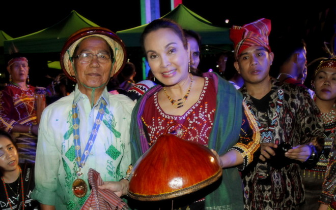 Sen. Loren Legarda receives a tabungaw or traditional gourd hat from Teofilo Garcia, a National Living Treasure or GAMABA, during the National Commission for Culture and the Arts’ (NCCA) Dayaw Festival 2016. 