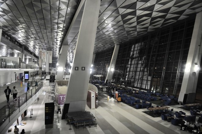 This general view shows the interior of the boarding hall at the newly opened terminal 3 at Soekarno-Hatta International Airport in Tangerang, on the outskirts of Jakarta, early on August 9, 2016. The main airport serving the Indonesian capital Jakarta on August 9 opened a new terminal that will allow the overcrowded aviation hub to handle tens of millions more passengers a year. / AFP PHOTO / BAY ISMOYO