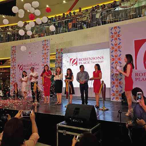 Celebrities and VIPs celebrate the recent opening of Robinsons Place Tacloban expansion mall. From left: Toys ‘R’ Us general manager Celina Chua, Tacloban City Vice Mayor Jerry “Sambo” Yaokasin, Leyte First District Rep. Yedda Romualdez, Tacloban City Mayor Cristina Romualdez, RLC-Commercial Centers Division senior vice president and general manager Arlene G. Magtibay, Leyte Governor Dominic Petilla and Robinsons brand ambassador Maja Salvador