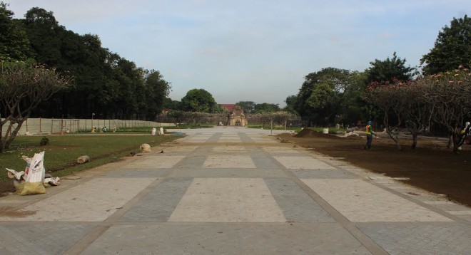 Granite paving along the center of the plaza with plant boxes at the perimeter provides a contemporary look with unimpeded view of Fort Santiago. —ALI ONGSINGCO