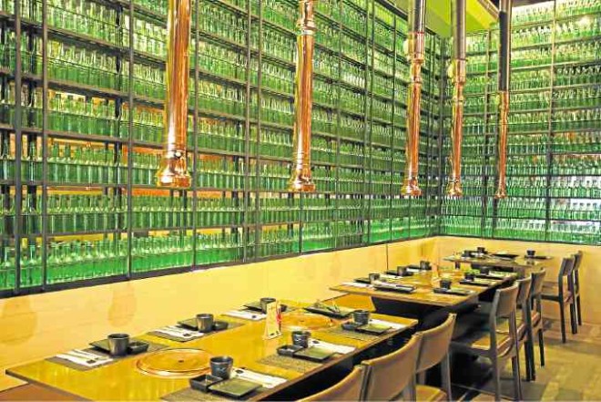Namoo looks sleek and modern, thanks to amirroredwall lined with rows of gleaming green “soju” bottles.