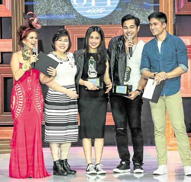 Actors Julie Anne San Jose and Benjamin Alves (third and fourth from left) are chosen Converse Stars of the Night. They’re shownwith Converse CEOMargie Go (second from left), and hosts Tessa Valdes and Vince Velasco.