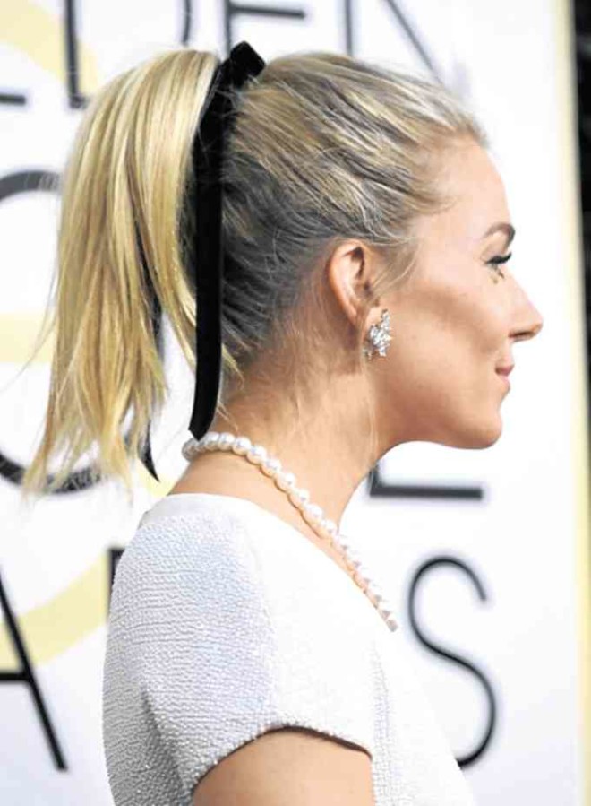 Sienna Miller’s Golden Globes hair accessory—a ribbon