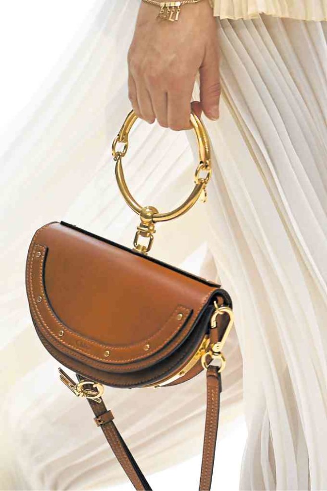 ROUND CHAIN New trend of using a large metal hoop as bag handle
