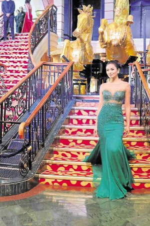 Fit for a queen. Maxine Medina wears an emerald green gown during Rhett Eala’s show at the SuperStar Virgo’s Grand Piazza —PHOTOS BY PAM PASTOR 
