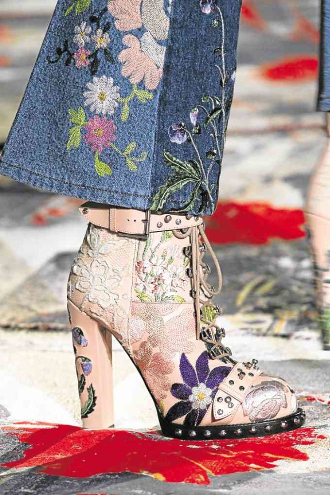 GUCCI Pink leather boots with lace appliqué and handpainted art