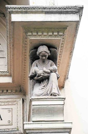 Statue of a breastfeedingmother at Gota de Leche
