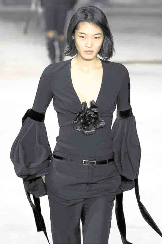 BALLOON SLEEVES Knit top with velvet ribbons matched with black slacks