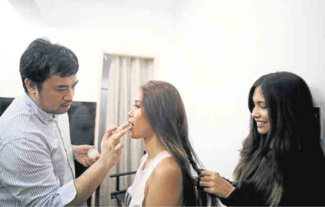 Designer Martin Bautista is now earning accolades for his skill as amakeup artist. Here, he’s working on the makeup of model Juliana Urbina for swimwear line Float’s shoot.