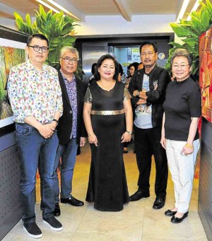 Meliza Gonzales (center) and her husband Gil (second from left) with (from left) Joey Concepcion, RFM President and CEO and Asean Business Advisory Council chair; Fidel Sarmiento, Art Association of the Philippines President and Sunshine Place art instructor; and Lizanne Uychaco, Sunshine Place president