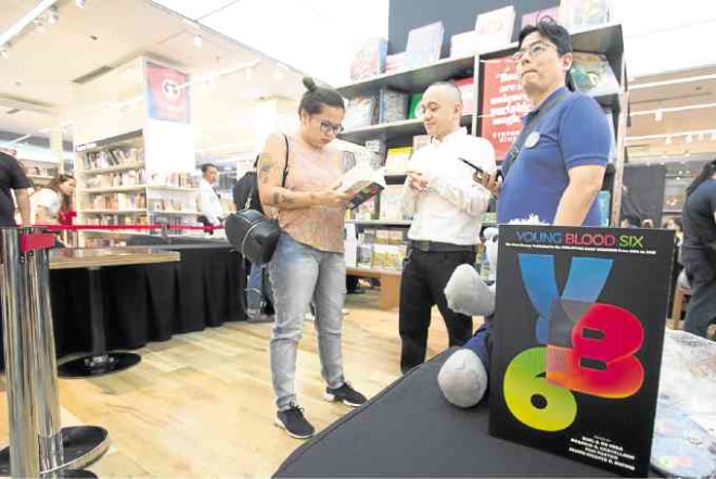 “YB6” editors Pam Pastor, Ruel S. De Vera and JV Rufino; top left, the “cream of the crop” of the Inquirer’s Young Blood column celebrates the launch of “Young Blood Six” with the book’s editorial team at National Book Store, SM City North Edsa.