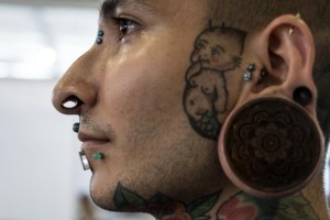 Tattoo artist Carlos Arce participates in the 6th Edition of the Paradise Tattoo Convention in San Antonio de Belen, 20 km west of San Jose, Costa Rica on May 5, 2017, which drew more than 300 local and international tattoo artists. / AFP PHOTO / EZEQUIEL BECERRA