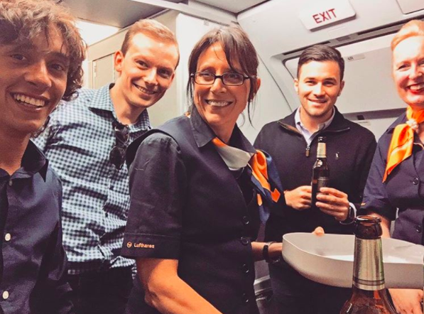 Macheras befriends the cabin crew—and gets some drinks while on air. Screen grab: Instagram/alexlhr