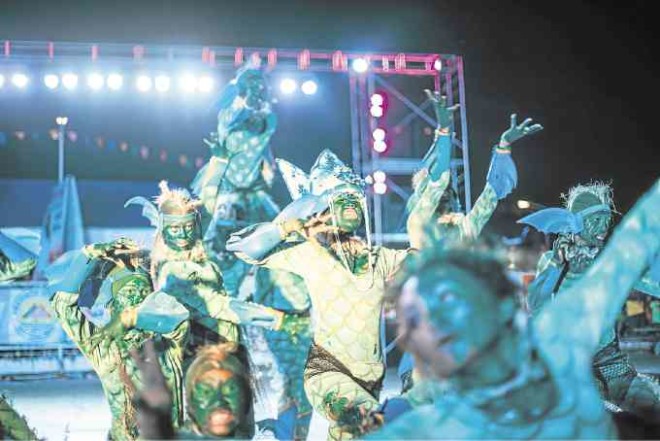 High-school dance groups all round Capiz gather for the street-dance competion.—