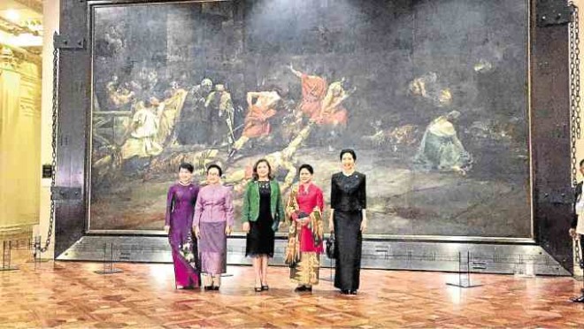 Before the “Spoliarium,” Honeylet Avanceña (center)with the spouses of Asean leaders: Thu TranNguyen of Vietnam,Naly Sisoulith of Laos, Iriana Widodo of Indonesia,Naraporn Chan-ocha of Thailand