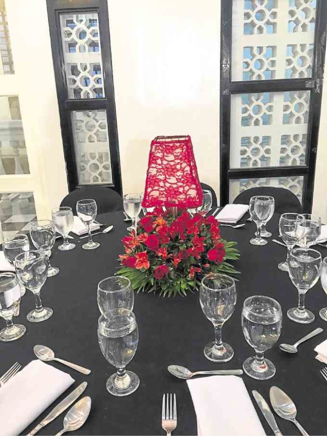 Simple and elegant table design, just as the organizers wanted. The flowers were arranged and provided by DennisOchoa.