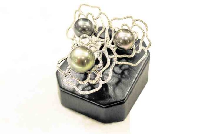 An earrings and ring set of black South Sea “Tahitian” pearls from Berdori