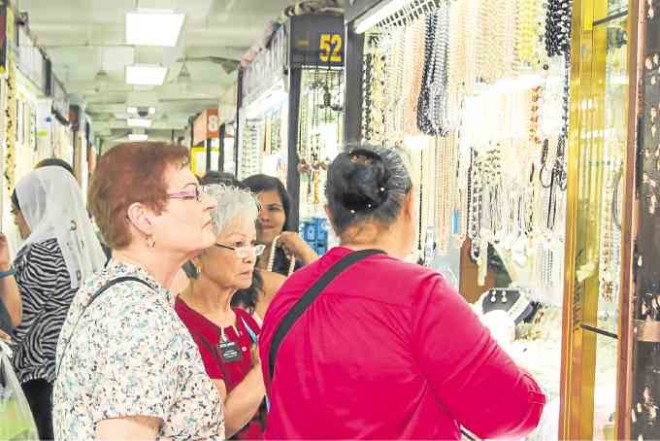 Tourists are a common sight at the pearl hub of the Greenhills Shopping Center. Pearl shopping is now amust among foreign celebrities, diplomats and their spouses.