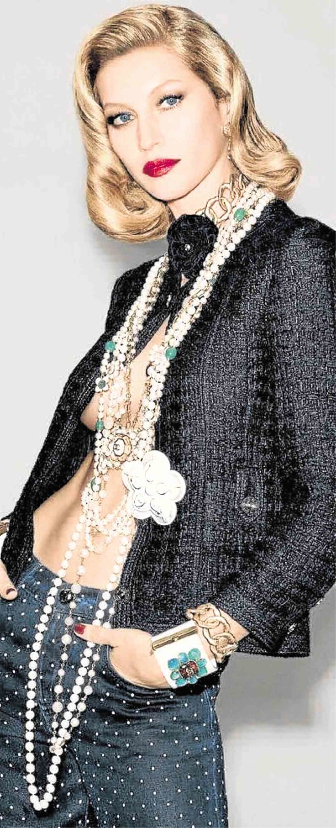 Chanel style. Itwas founder Mademoiselle Gabrielle “Coco” Chanel who piled on fake and real jewelry together.