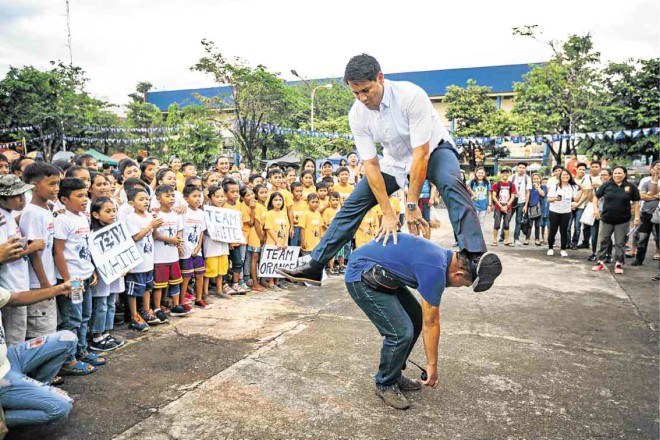 Richard Gomez hops on his bodyguard during the opening of Paduwa Pinoy Ormocanon National Heritage Month. —JILSON SECKLER TIU