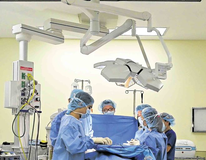 MakatiMed doctors and nurses performing a kidney transplant