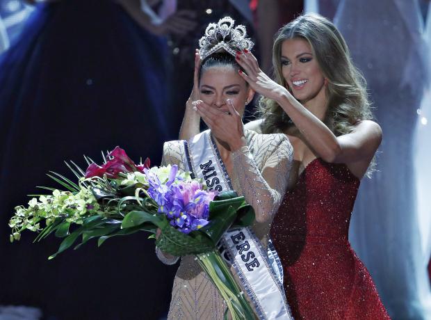 Demi-Leigh Nel-Peters crowned as Miss Universe 2017