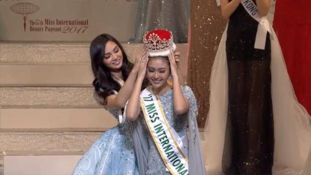 Kylie Versoza crowns Kevin Liliana - 2017 Miss International - 14 Nov 2017