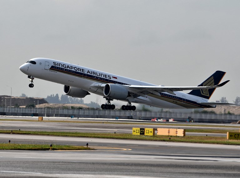 (FILES) In this file photo taken on March 28, 2018 a Singapore Airlines (SIA) Airbus A350 aircraft takes off from the Changi Airport in Singapore. - A new Singapore Airlines route connecting the city-state to New York goes into operation on October 11, becoming the longest commercial plane ride in the world. (Photo by Roslan RAHMAN / AFP)