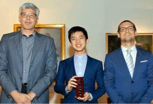 Julian Yu (center), with Giles Jacobson (left), of the World Mathematics Championship, and Prof. Jan De Gier, University of Melbourne  . Image: Inquirer