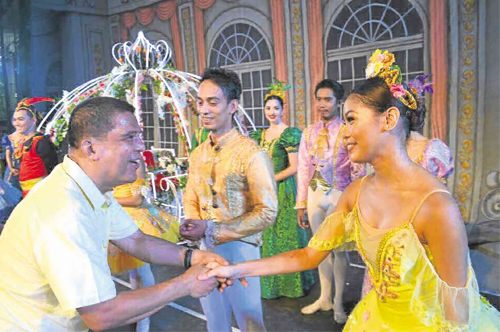Science City ofMuñoz Mayor Alvarez (left) congratulates dancers of Philippines Ballet Theater after an outreach concert in his hometown.