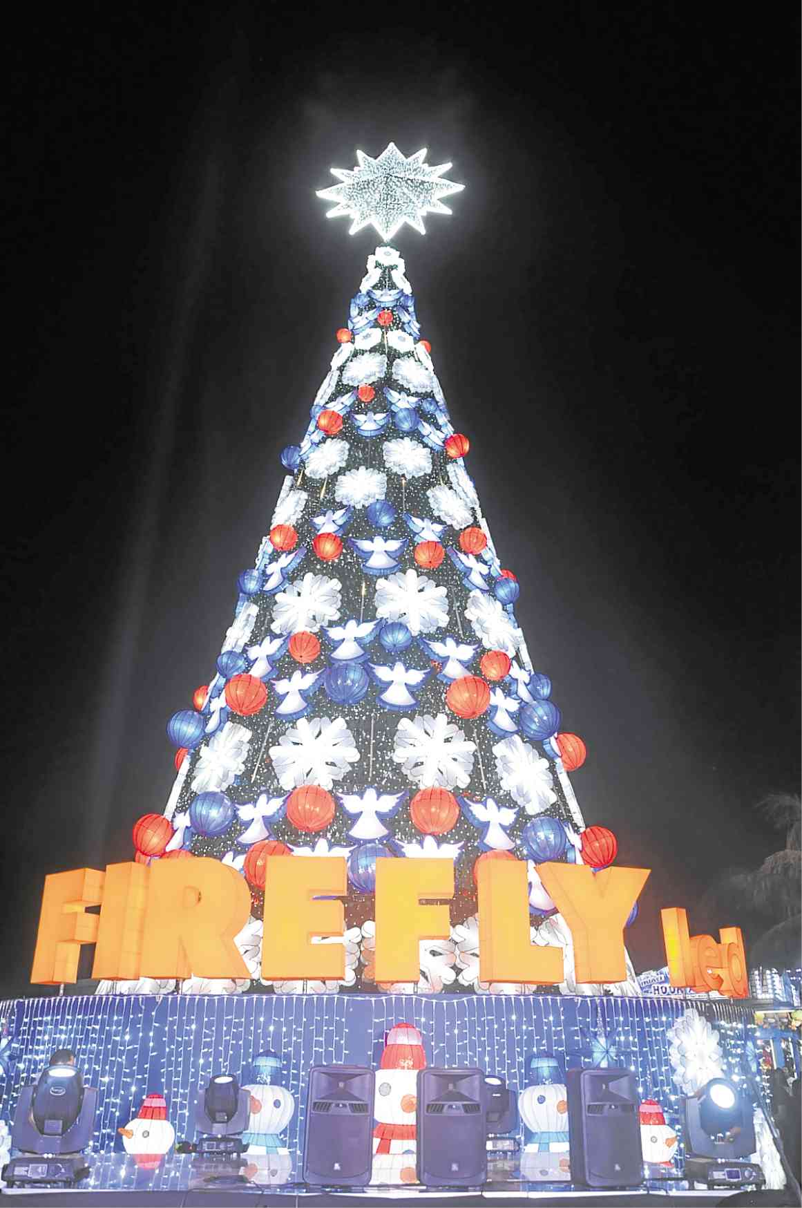 Over 40,000 Firefly LED lights were used to decorate this tree at SM Mall of Asia.