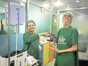 ‘BIONIC’ VISION Filipino rock legend Joey “Pepe” Smith (right) celebrates the successful cataract surgery on Dec. 18 that ophthalmologist Dr. Noel Jusay Lacsamana said prevented him from going blind and gave him “bionic eyes” as Christmas and birthday gifts. —POCHOLO CONCEPCION