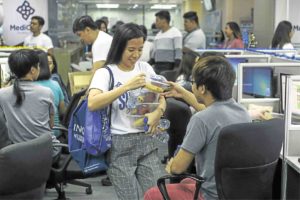 IGC’s Lyka Bautista hands out kits —EARVIN PERIAS