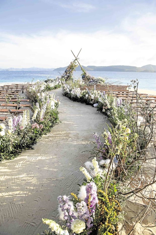 The dreamy flower-lined aisle and pulpit designed by Teddy Manuel and Gideon Hermosa