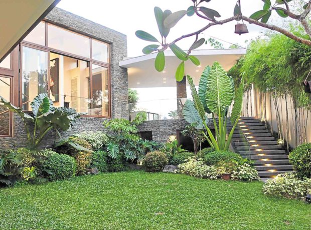 Miñana hilltop home: Architecture enhances balanced life