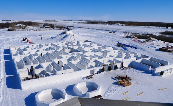 Couple builds world's largest snow maze