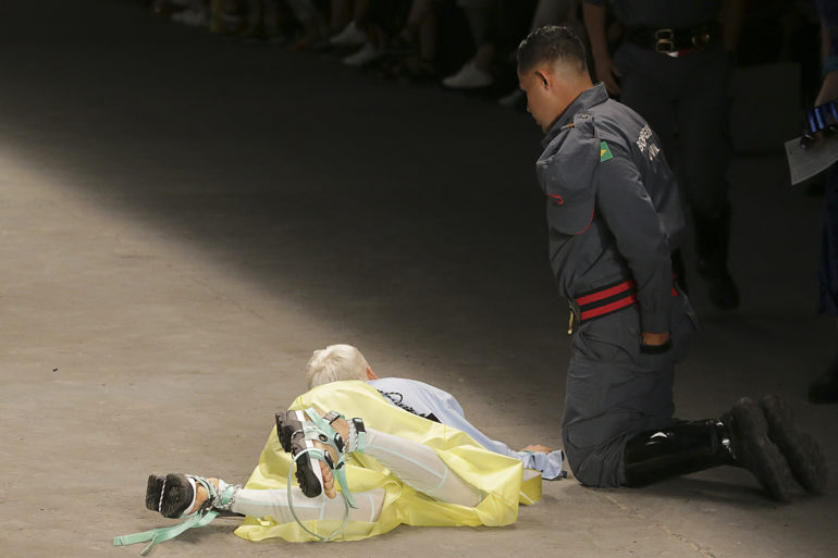 Model in Sao Paulo dies after tripping on catwalk