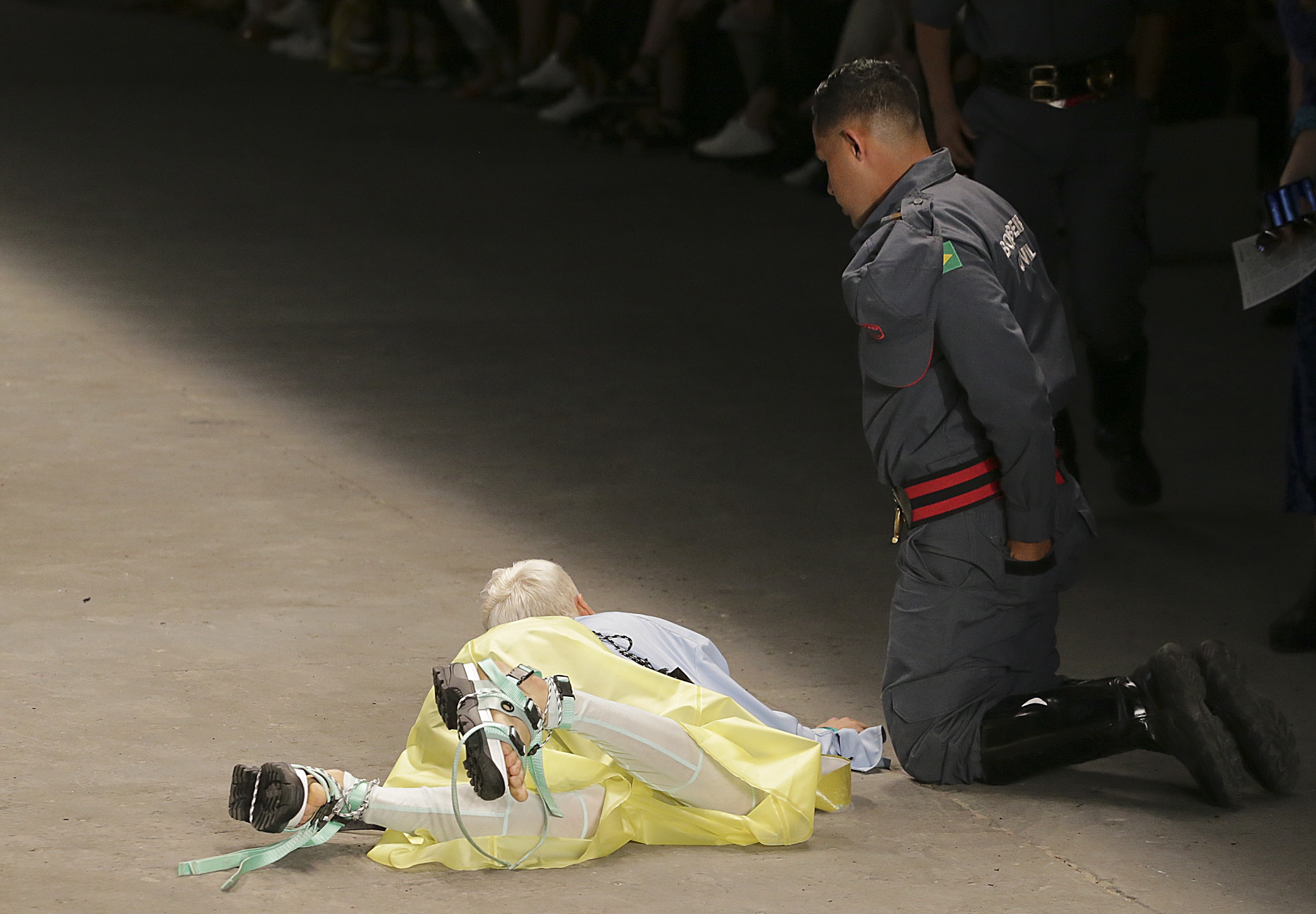 Model in Sao Paulo dies after tripping on catwalk